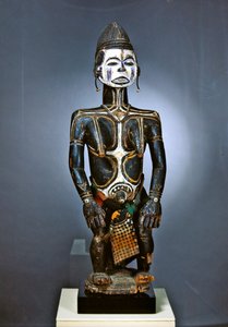 イドマ女性像（木、ペンキ、布）
